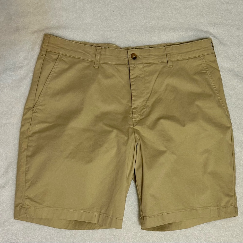 Men's IZOD 38 inch waist Tan Shorts. With 9.5 inseam